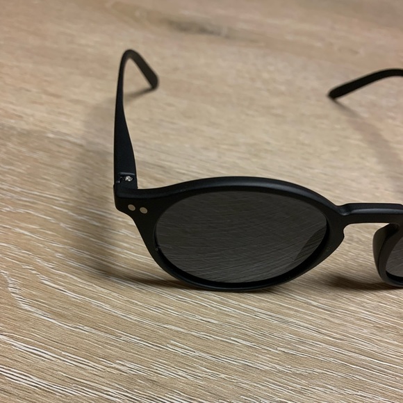 black lightweight sunglasses - Picture 2 of 3